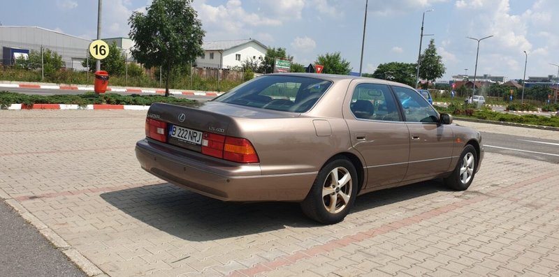 Lexus LS 400